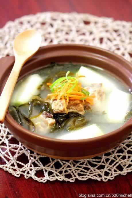 三鲜排骨砂锅煲的做法(荤菜-15分钟做道减肥美容懒人菜)