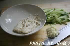 金针菇鸡腿拌黄瓜的做法(荤菜-营养低卡减肥菜)