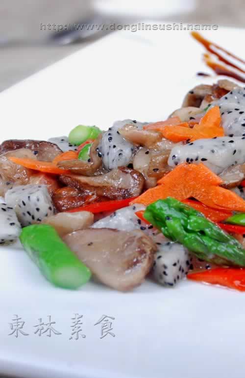 火龙果炒美味牛肝菌的做法(滋味幽香营养滑爽的天然野生菌菇菜)