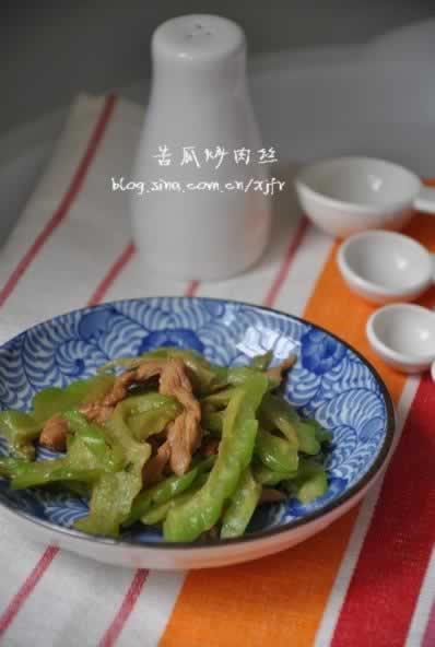 酱肉丝炒苦瓜的做法(减肥食谱)