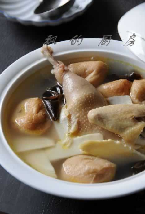油豆腐木耳笋鸡汤的做法(预防和治疗感冒的减肥食谱)