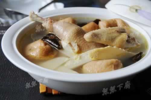 油豆腐木耳笋鸡汤的做法(预防和治疗感冒的减肥食谱)