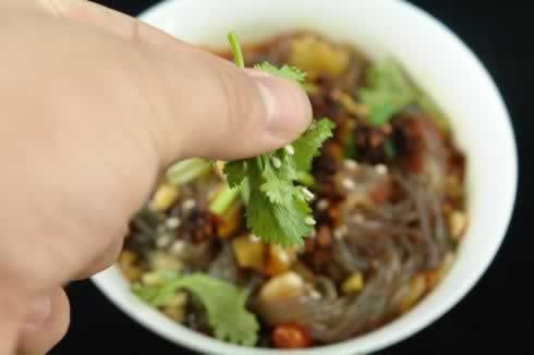 酸辣粉的做法(被誉为“天下第一粉”的重庆名小吃)