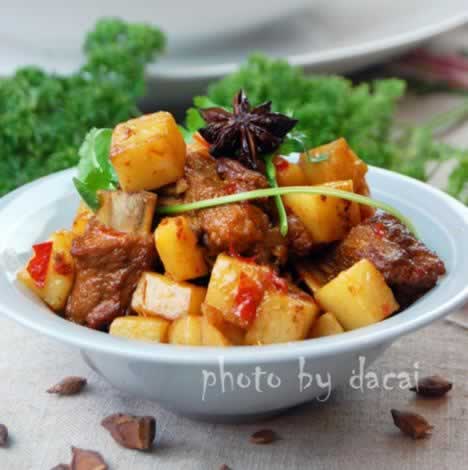 土豆炒排骨的做法(川味土豆烧排骨)
