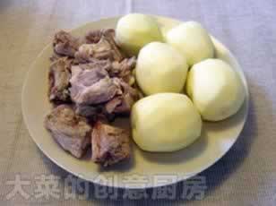 土豆炒排骨的做法(川味土豆烧排骨)