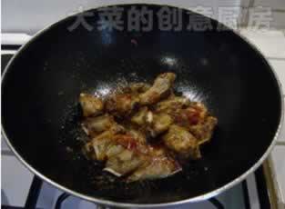 土豆炒排骨的做法(川味土豆烧排骨)