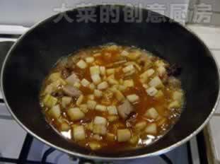 土豆炒排骨的做法(川味土豆烧排骨)