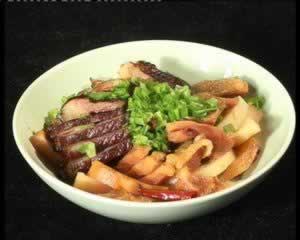 腊味合蒸和白肉素鸡的做法(荤素搭配)