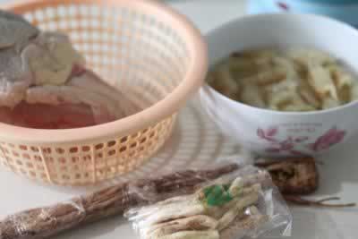 肚药材炖鸡汤的做法(荤菜--重庆人的滋补汤)