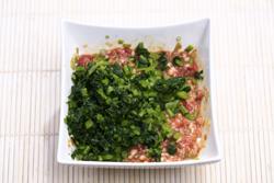 雪菜鲜肉包子的做法(早餐菜谱)