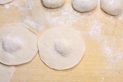 雪菜鲜肉包子的做法(早餐菜谱)