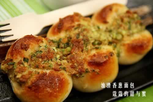 油渣香葱面包的做法(早餐菜谱)