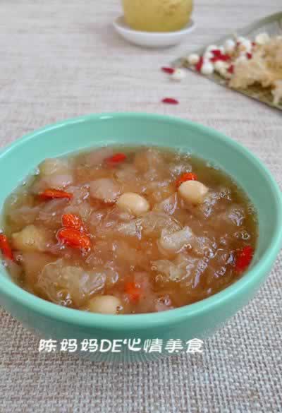 银耳莲子雪梨汤的做法(家庭食疗-冬季保健良方)