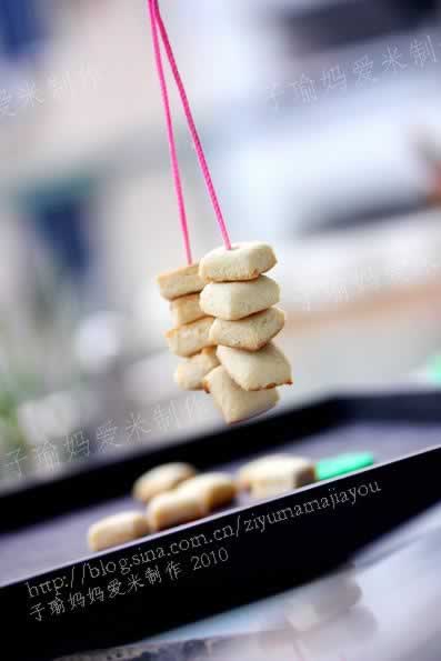 牛奶穿孔方块小饼干的做法(零食)