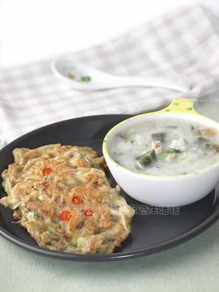 蘑菇煎饼+皮蛋瘦肉粥的做法(早餐菜谱)