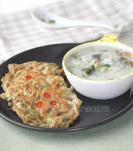蘑菇煎饼+皮蛋瘦肉粥的做法(早餐菜谱)