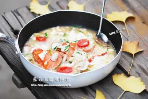 蘑菇豆腐海鲜汤的做法(海鲜家常菜-冬天餐桌上人气贼旺的一道开胃汤)