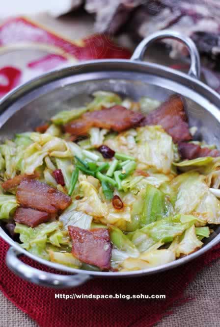 干锅腊肉手撕包菜的做法(荤素搭配-手撕包菜好吃的关键)