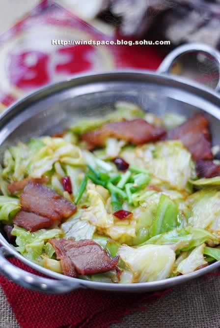 干锅腊肉手撕包菜的做法(荤素搭配-手撕包菜好吃的关键)