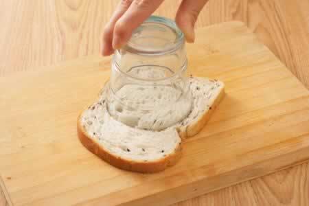 面包煎蛋配番茄鲜虾沙拉的做法(早餐菜谱)