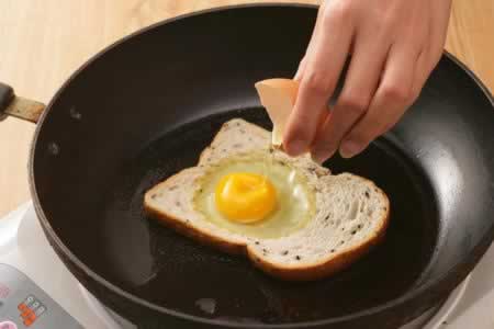 面包煎蛋配番茄鲜虾沙拉的做法(早餐菜谱)