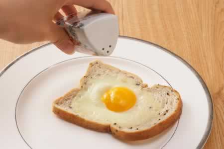 面包煎蛋配番茄鲜虾沙拉的做法(早餐菜谱)