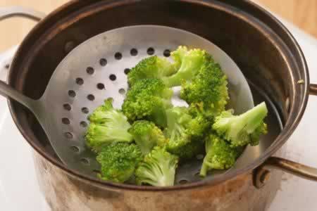 面包煎蛋配番茄鲜虾沙拉的做法(早餐菜谱)