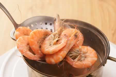 面包煎蛋配番茄鲜虾沙拉的做法(早餐菜谱)