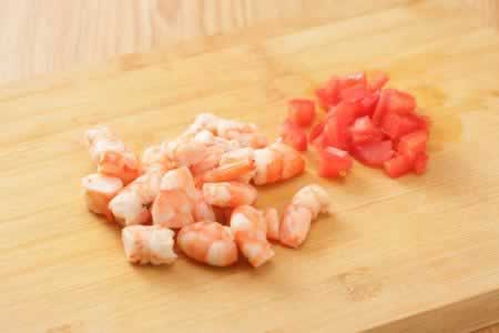 面包煎蛋配番茄鲜虾沙拉的做法(早餐菜谱)