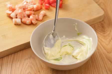 面包煎蛋配番茄鲜虾沙拉的做法(早餐菜谱)