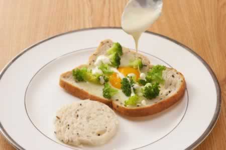 面包煎蛋配番茄鲜虾沙拉的做法(早餐菜谱)