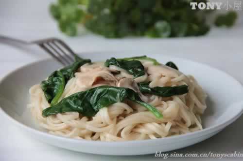 意大利蘑菇白汁鸡柳面的做法(早餐菜谱)