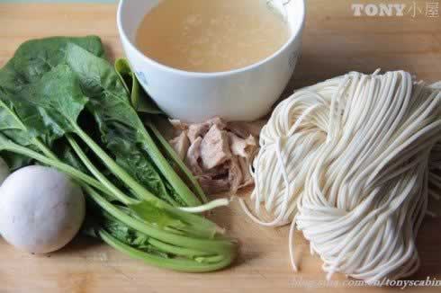意大利蘑菇白汁鸡柳面的做法(早餐菜谱)