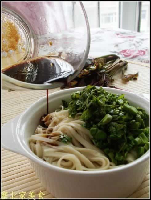 香椿拌面的做法(早餐菜谱)