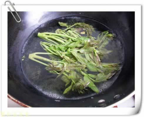 香椿拌面的做法(早餐菜谱)