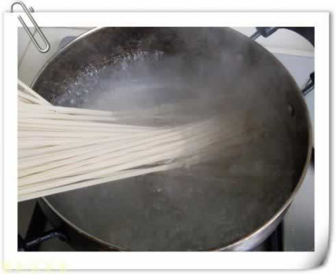 香椿拌面的做法(早餐菜谱)