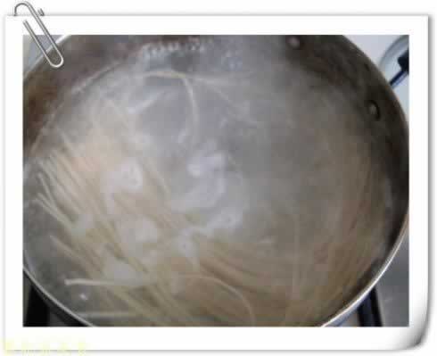 香椿拌面的做法(早餐菜谱)