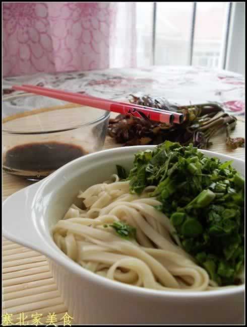 香椿拌面的做法(早餐菜谱)