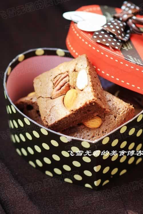 坚果布朗尼的做法(早餐菜谱-一道介于饼干和蛋糕之间的小点心)