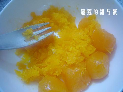 姜汁金沙汤圆的做法(元宵菜谱-将发财进行到底)