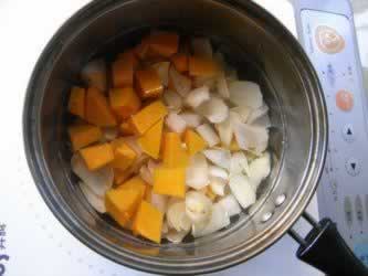 甜控南瓜百合莲藕的做法(润肺明目甜汤)