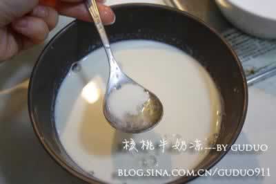 香草核桃牛奶冻的做法(甜品-补脑又美味)