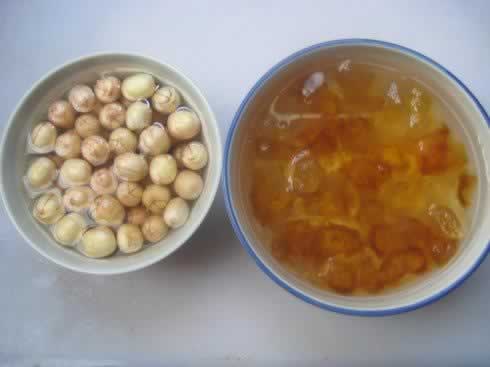 桃胶炖鲜莲的做法(甜汤-附杏汁桃胶的做法)