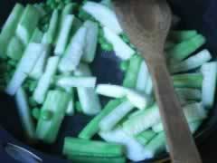 丝瓜炒毛豆的做法(素菜菜谱)