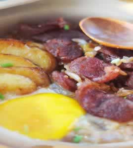 腊肠煲仔饭_腊肠煲仔饭的做法_腊肠煲仔饭怎么做的做法