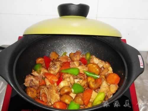 飘香栗子鸡煲的做法(补肾健脾菜谱)