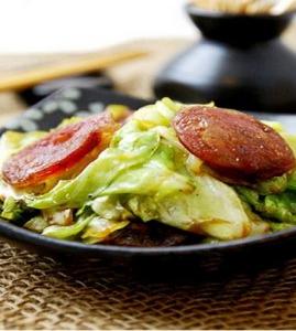 腊肠手撕包菜_腊肠手撕包菜的做法_腊肠手撕包菜怎么做的做法