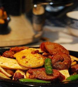 豆腐炒辣肠_豆腐炒辣肠的做法_豆腐炒辣肠怎么做的做法