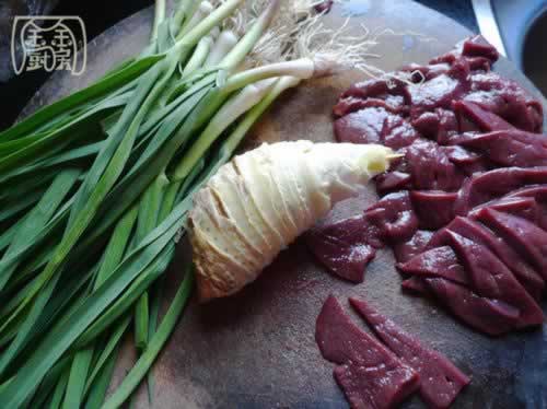 大蒜叶冬笋炒猪肝的做法(荤素搭配菜谱)