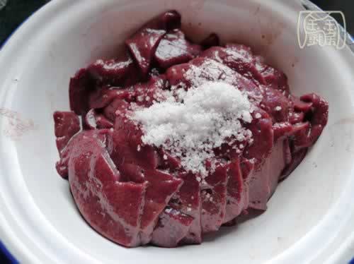 大蒜叶冬笋炒猪肝的做法(荤素搭配菜谱)